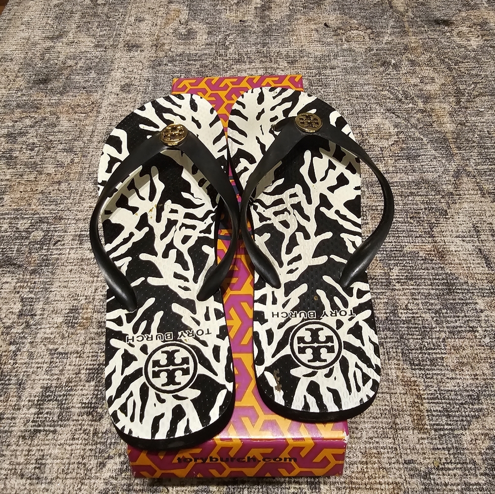 Tory burch black and white patterned flip flops